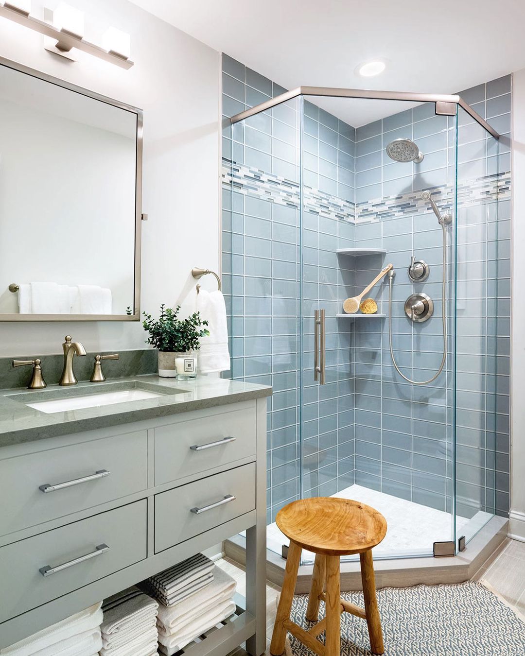 A Contemporary Coastal Bathroom
