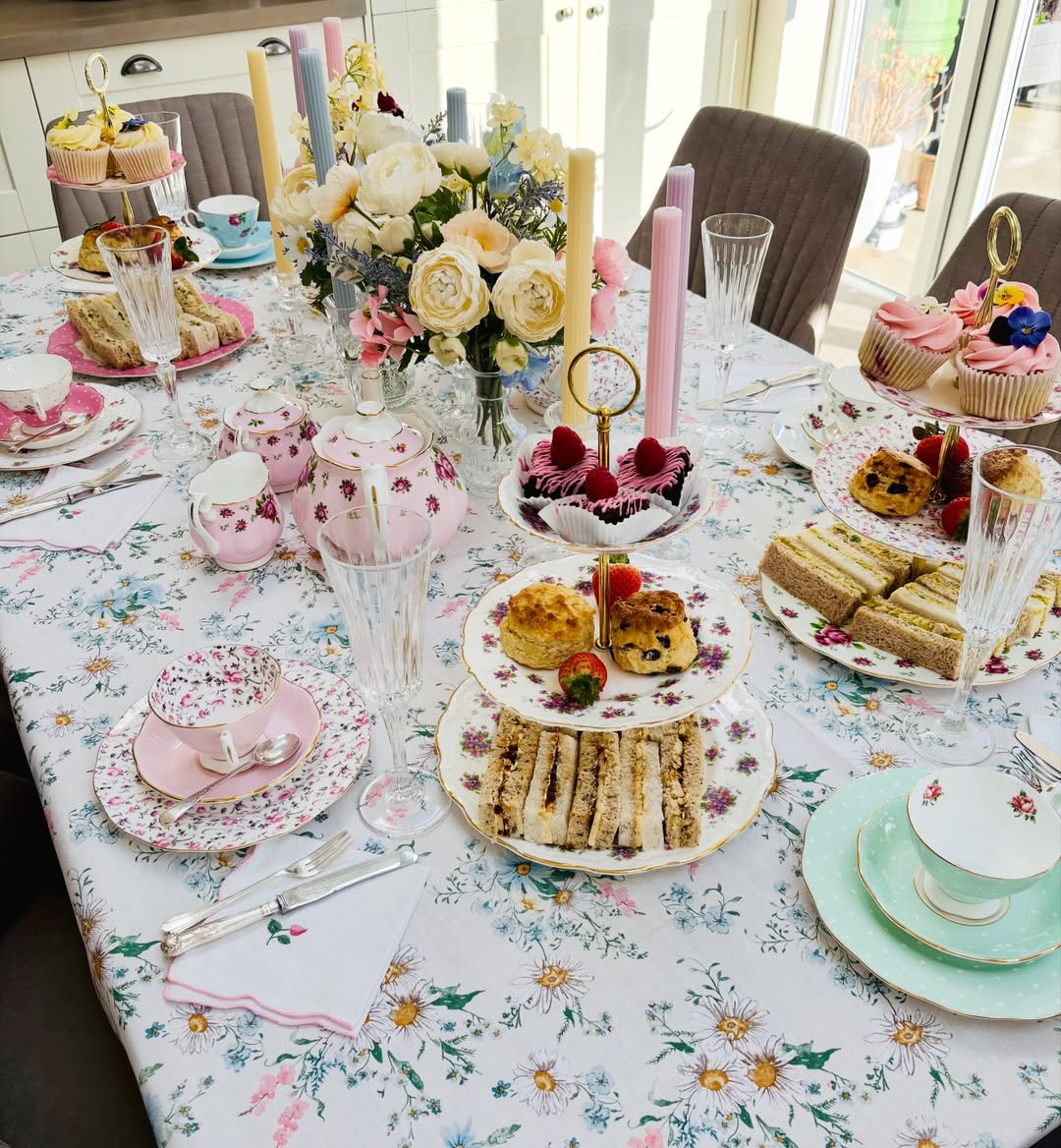 A Daisy Tablecloth for Spring Gatherings