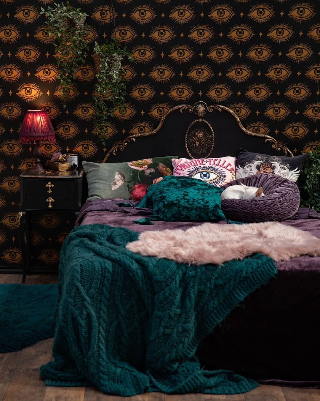 The All-Seeing Chic Chambers