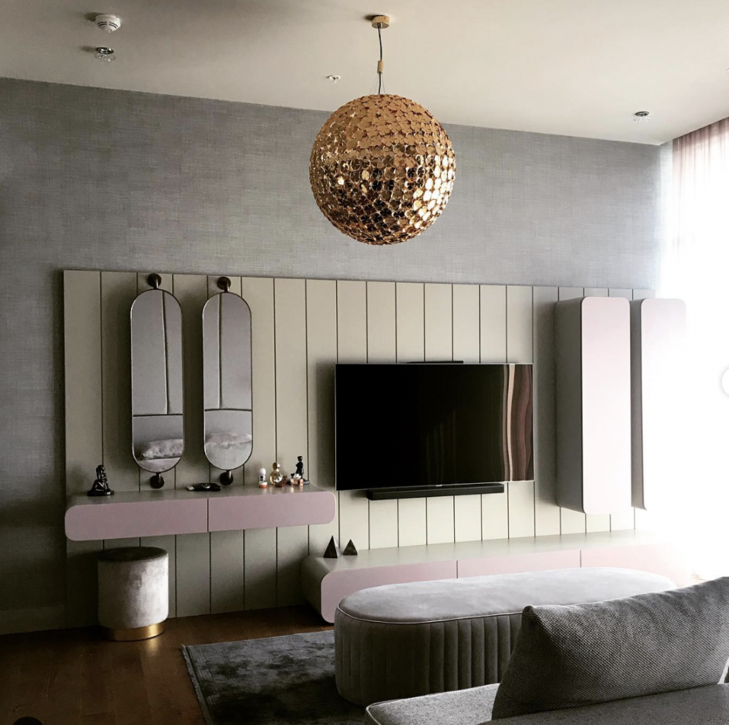 Bedroom in light grey with pink details