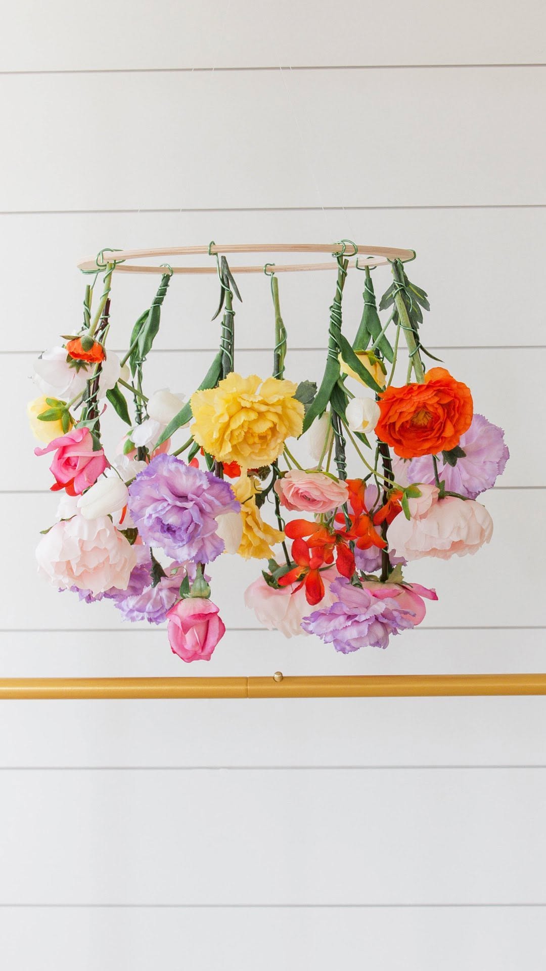 Chandelier with a floral style