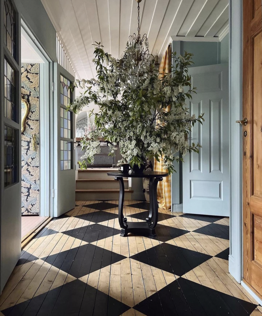 Checkerboard foyer flooring in black and wood