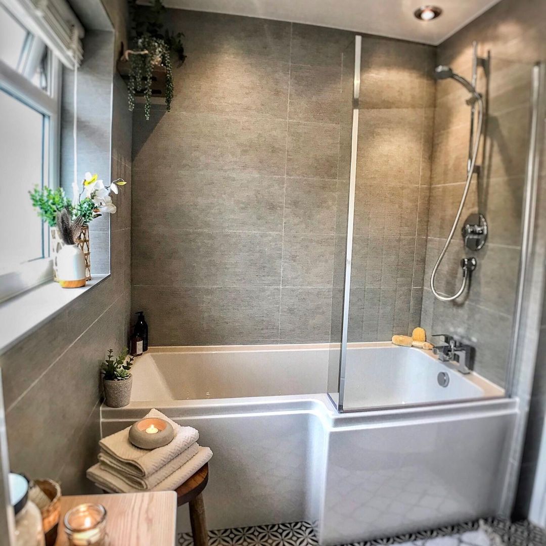 Compact Elegance with Large Tiles