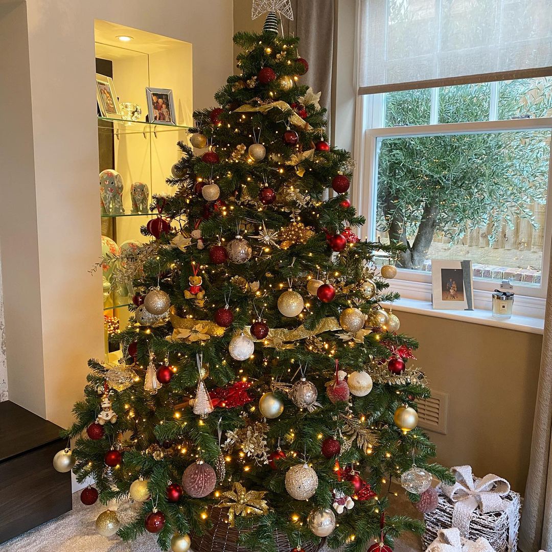 Elegant Christmas Tree in Red and Gold