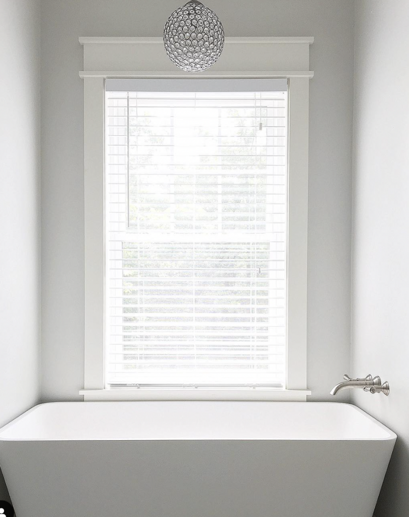 Elegant Silver Chandelier and Minimalist Bathtub