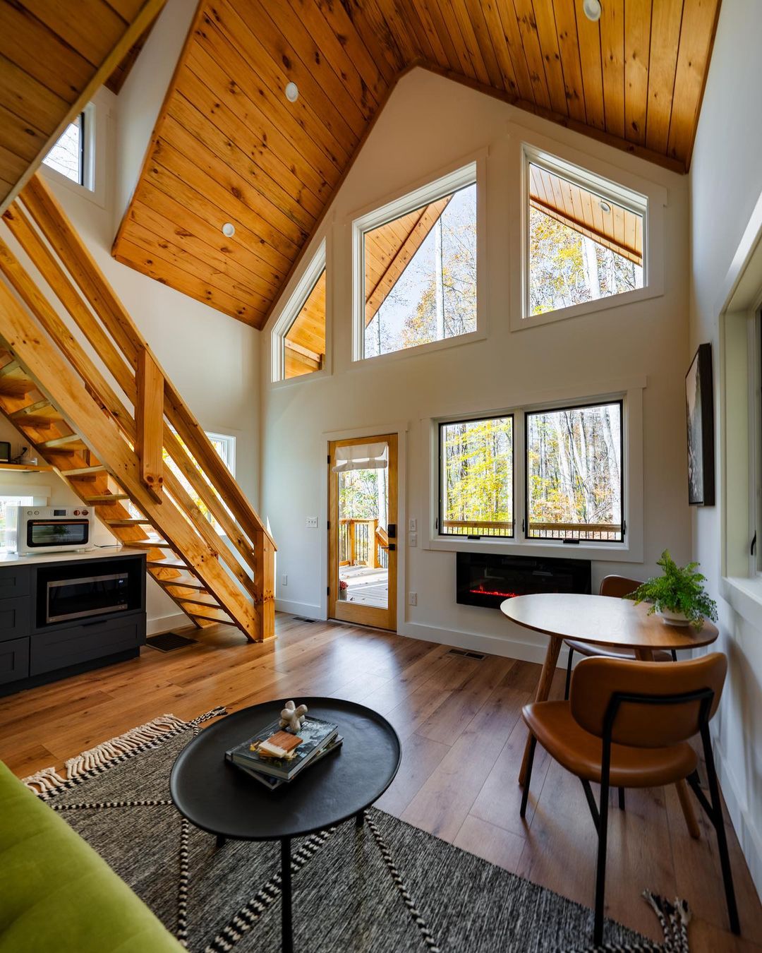 Elevated Cabin Aesthetics with High Ceilings and Natural Light