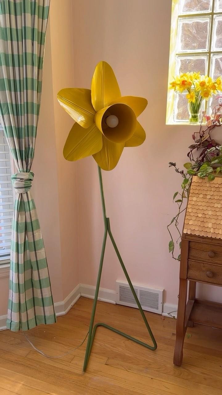 Giant Daffodil Floor Lamp