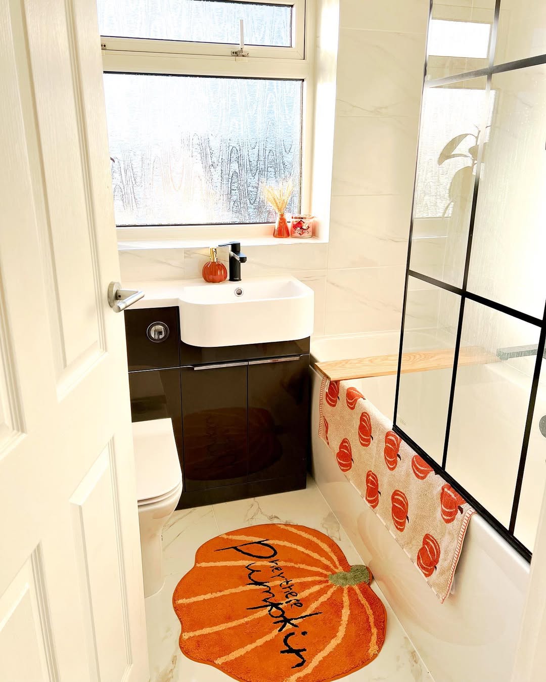 Giant Pumpkin Rug for a Compact Bathroom