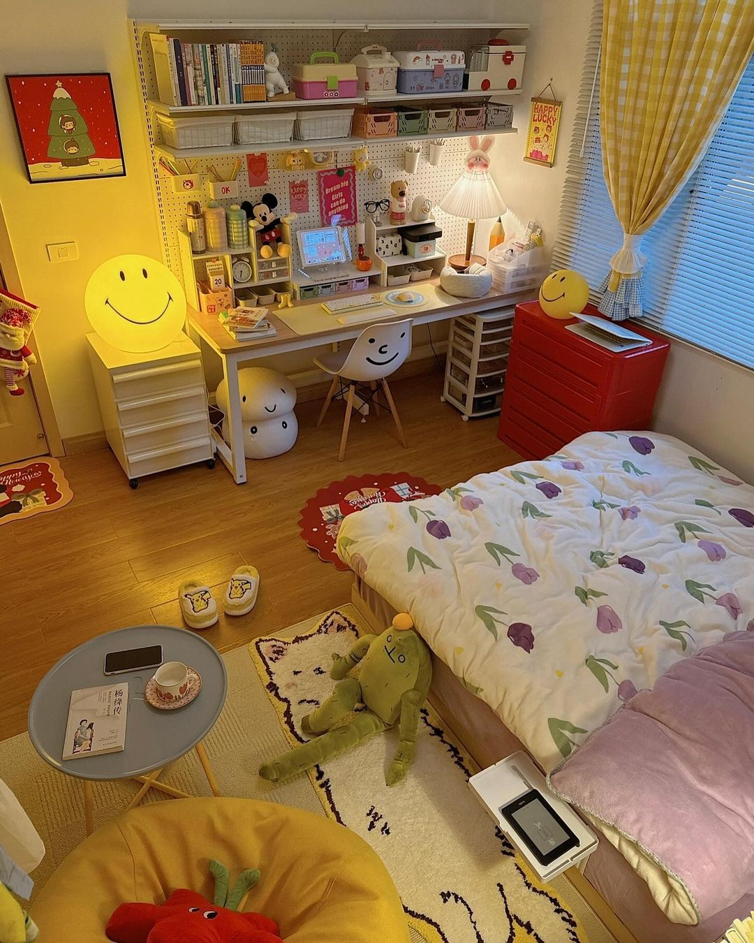 Girly Sunshine Study Space