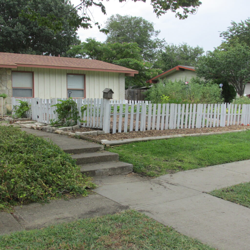Low-Cost DIY Pallet Picket Fence