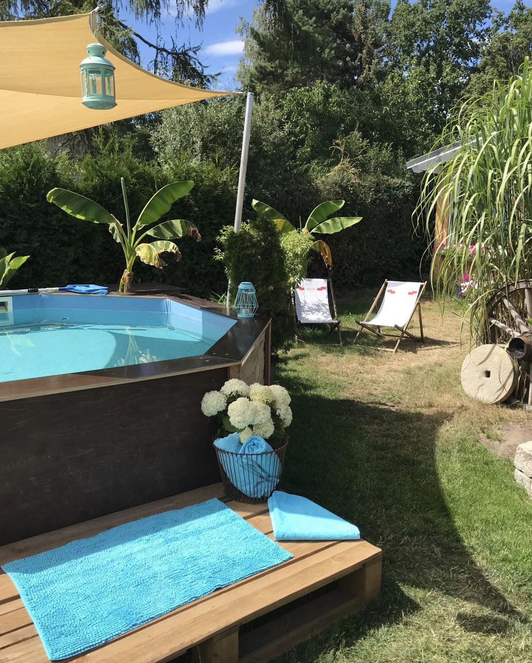 Mini Backyard Pallet Pool Deck
