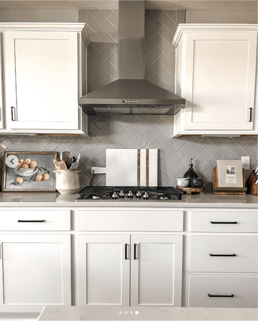 Off-White Upper and Lower Cabinets with Grey Backsplash