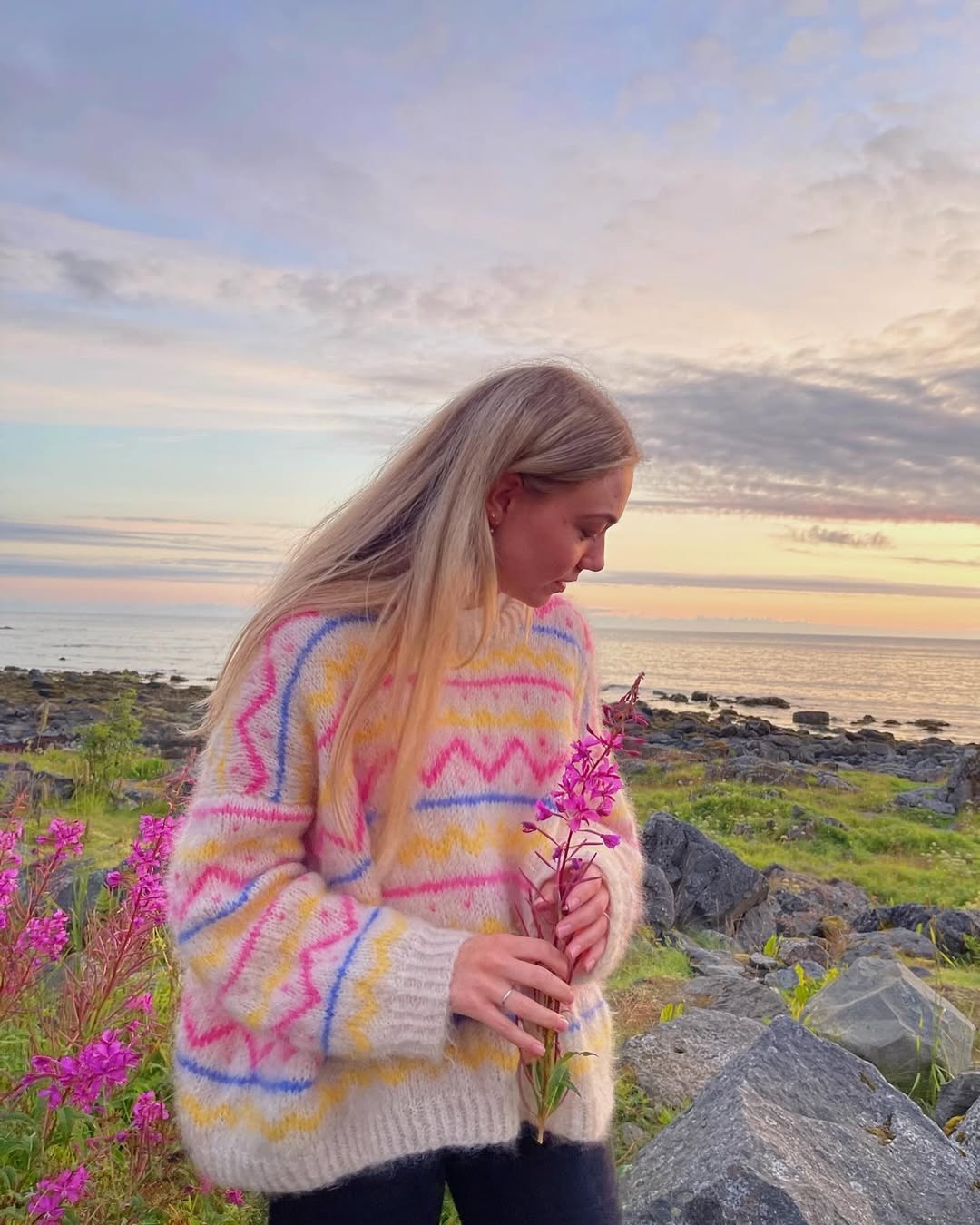 Relaxed sweater with a dreamy pastel zigzag pattern