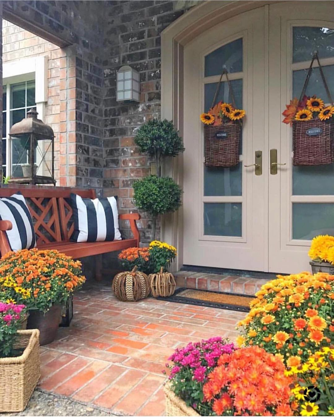 Rustic Retreat with Seasonal Splendor