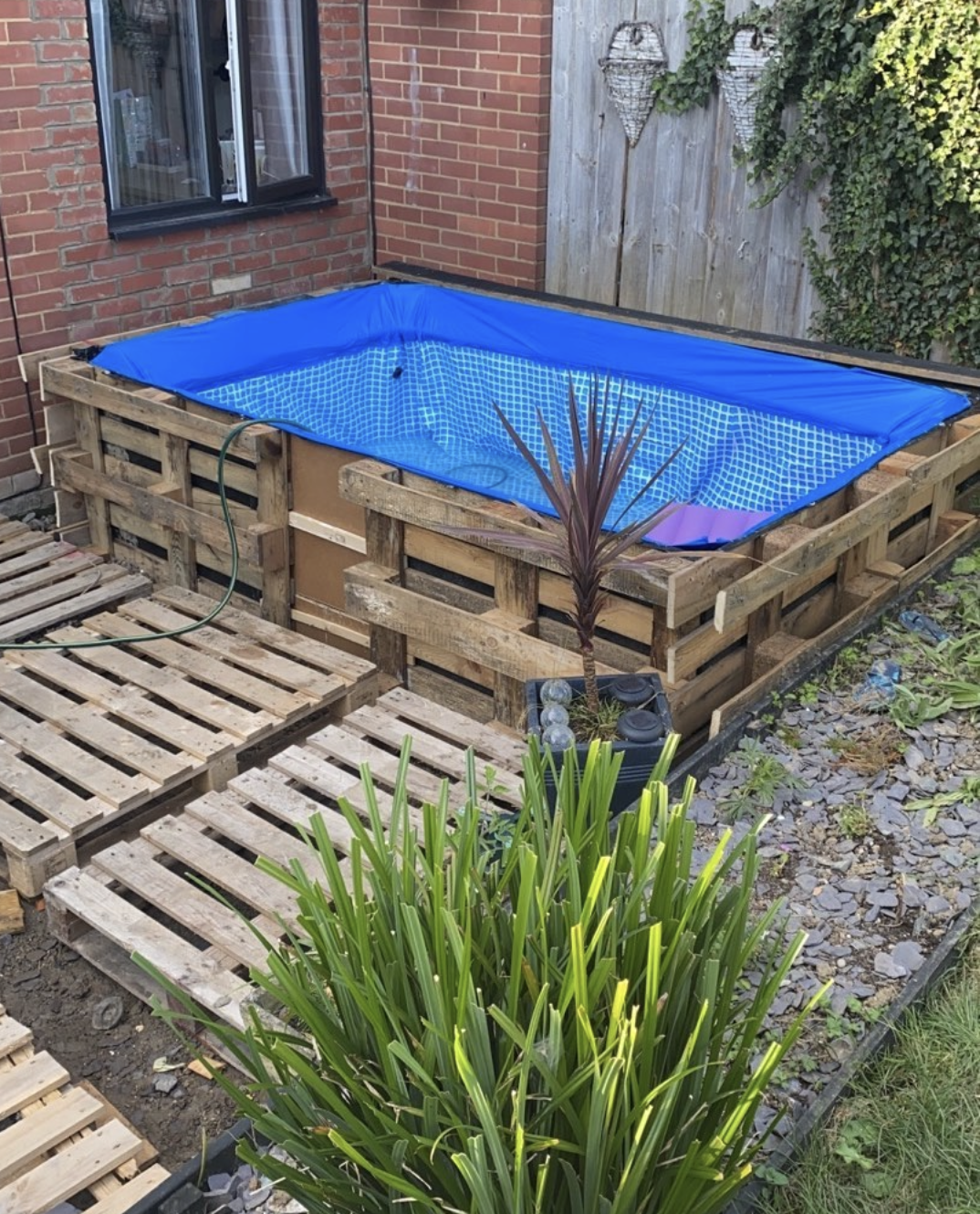 Simple decking around a pallet pool