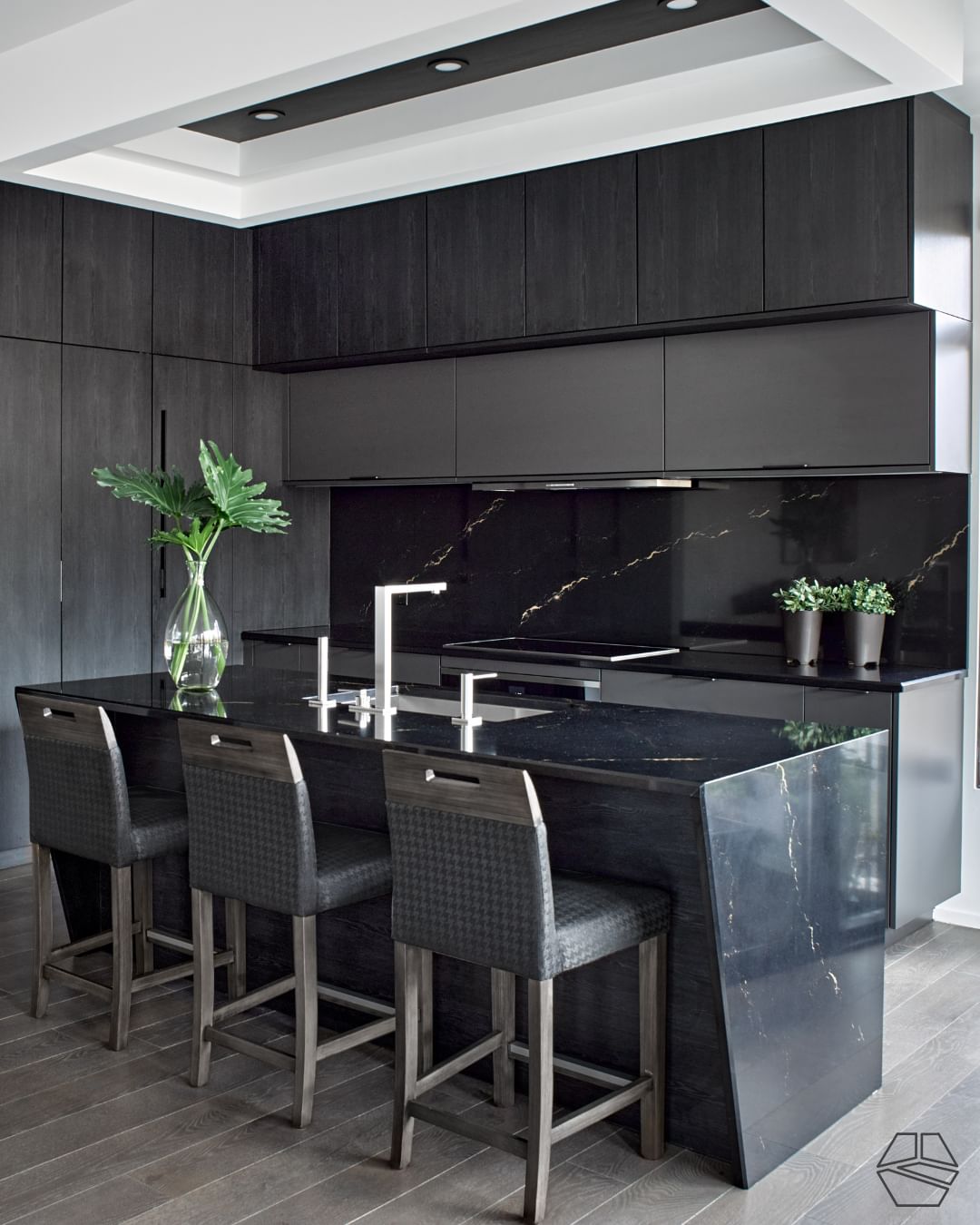 Sleek Kitchen Design With Bold Texture