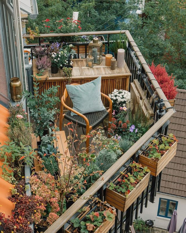 Small Balcony Verdant Retreat
