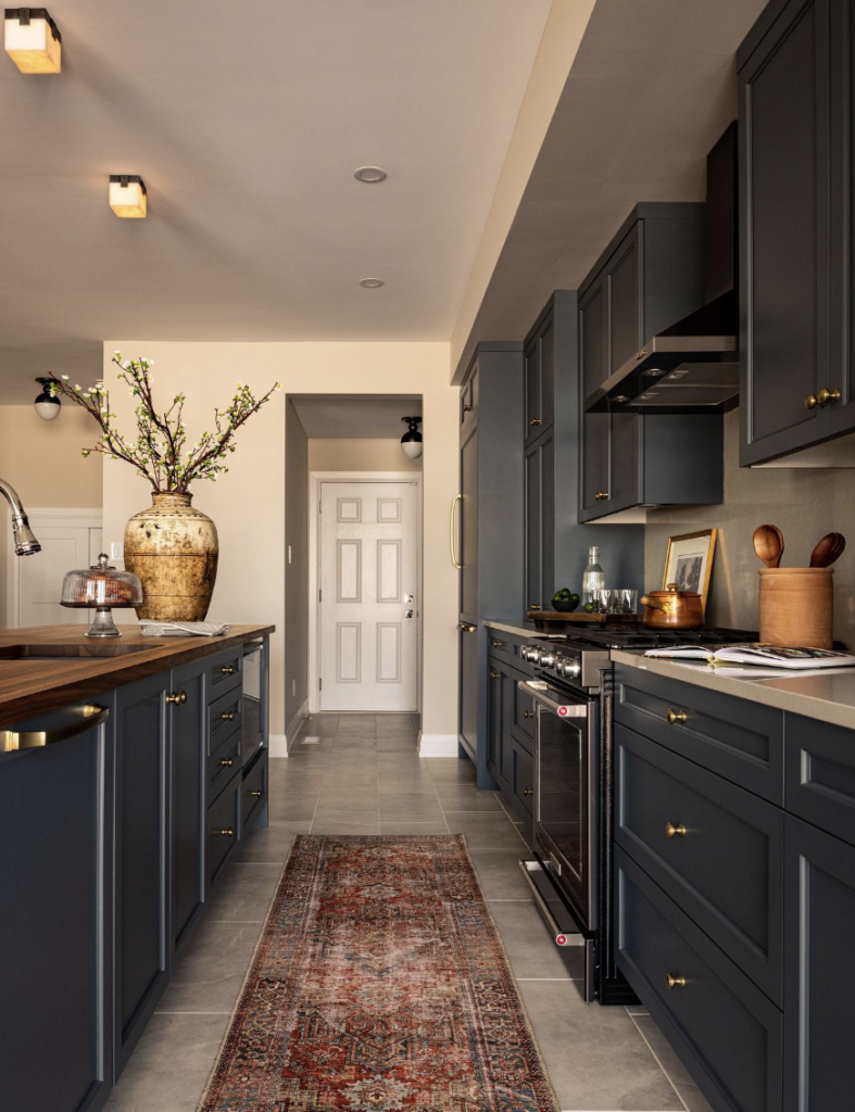 Small lights on the ceiling for a dark wood countertop