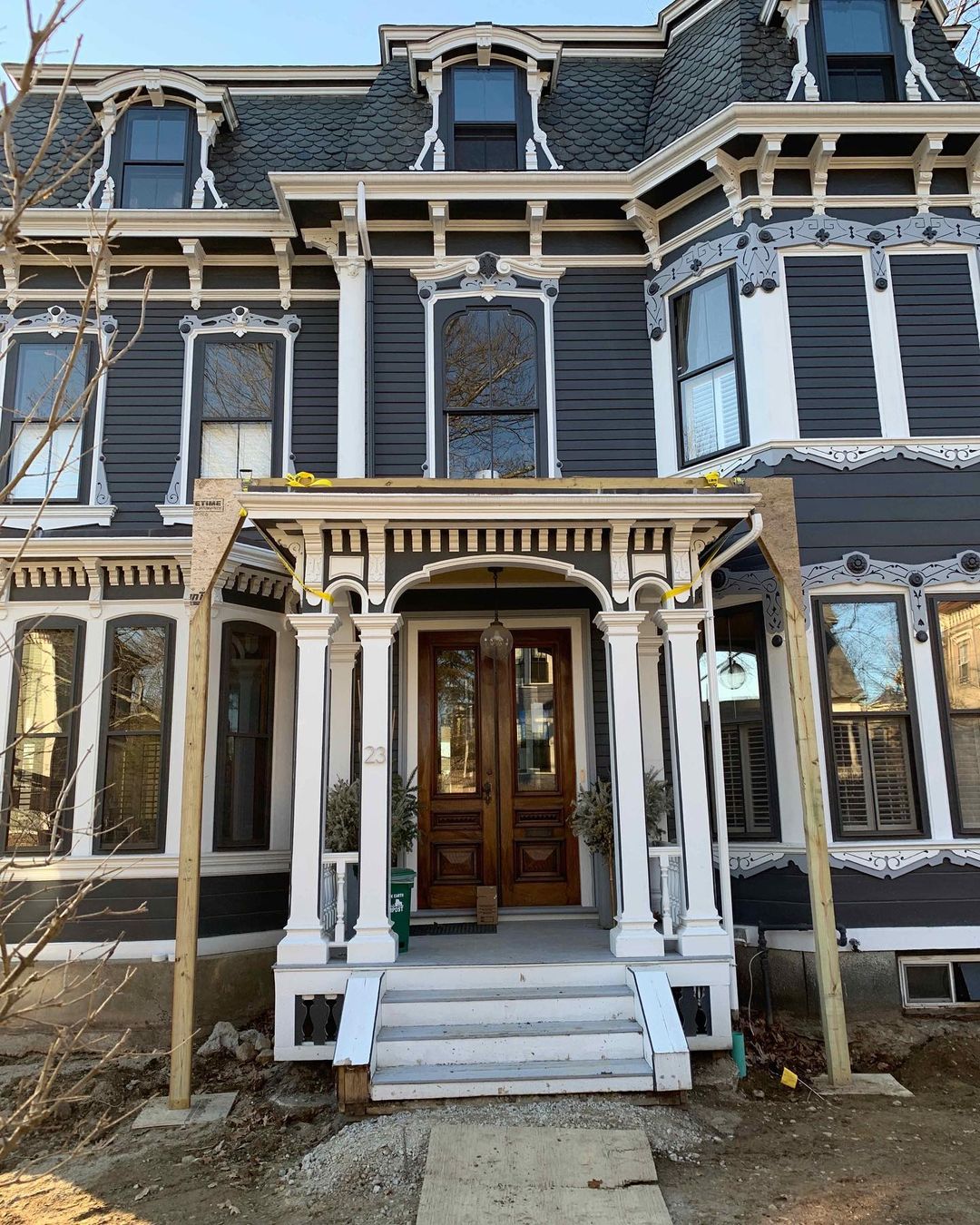 Wood steps in white and gray at the entrance